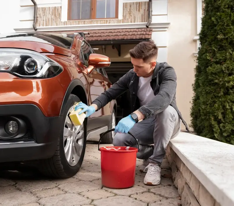 Lavage auto à domicile Saint-Léon-sur-Vézère : professionnel intervenant sur un véhicule